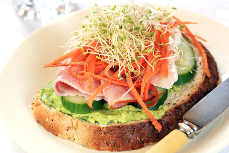 Sandwich dell'avocado e del prosciutto immagine stock libera da diritti Sandwich dell'avocado e del prosciutto immagine stock libera da diritti