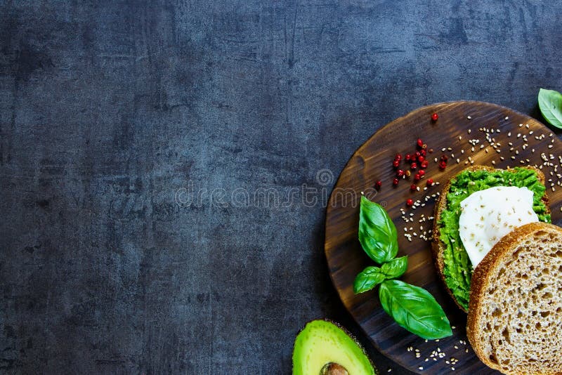 Sandwich der Avocado und des poschierten Eies lizenzfreies stockfoto Sandwich der Avocado und des poschierten Eies lizenzfreies stockfoto