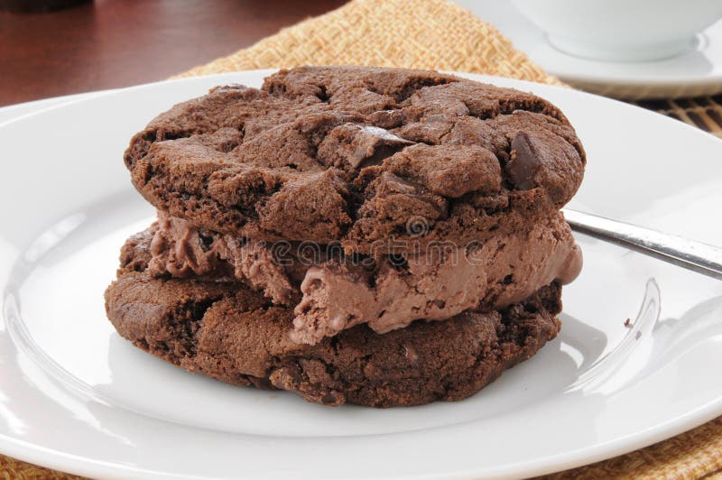 Sandwich glacé au chocolat noir image libre de droits