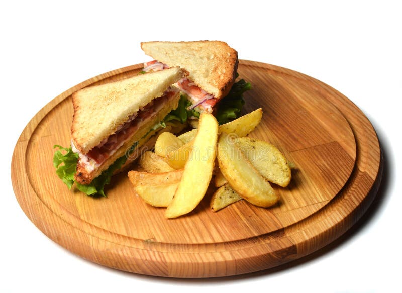 Sandwich met aardappelen in de schil op een houten die raad op witte achtergrond wordt geïsoleerd Restauratedvoedsel Snel voedsel stock afbeelding Sandwich met aardappelen in de schil op een houten die raad op witte achtergrond wordt geïsoleerd Restauratedvoedsel Snel voedsel stock afbeelding