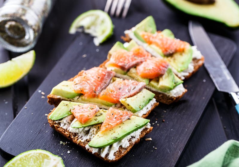 Sandwich met avocado en gerookte zalm stock fotografie Sandwich met avocado en gerookte zalm stock fotografie