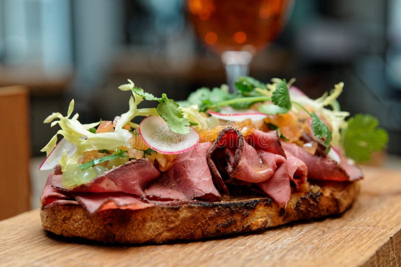 Sandwich met braadstukrundvlees op restaurantlijst, close-up stock foto Sandwich met braadstukrundvlees op restaurantlijst, close-up stock foto
