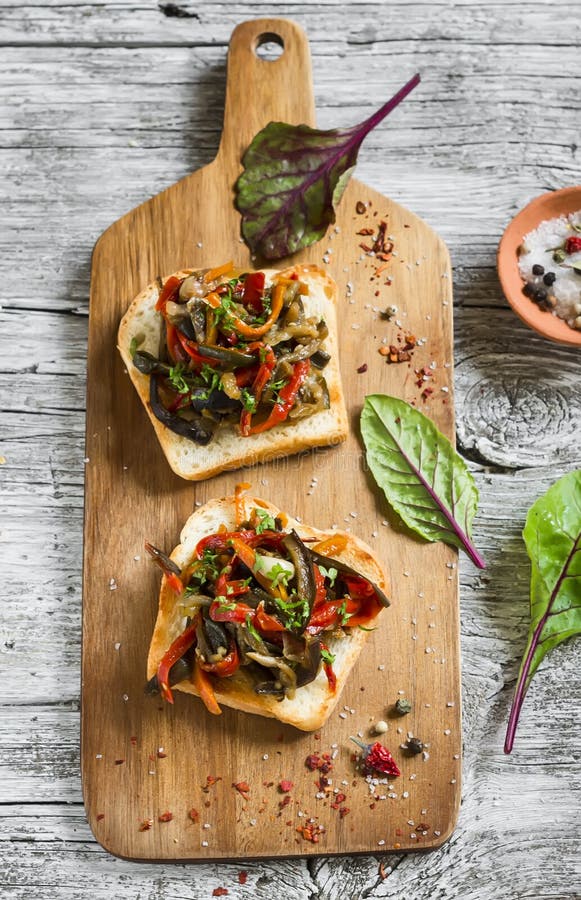 Sandwich met gebakken plantaardige sausen stock afbeelding Sandwich met gebakken plantaardige sausen stock afbeelding