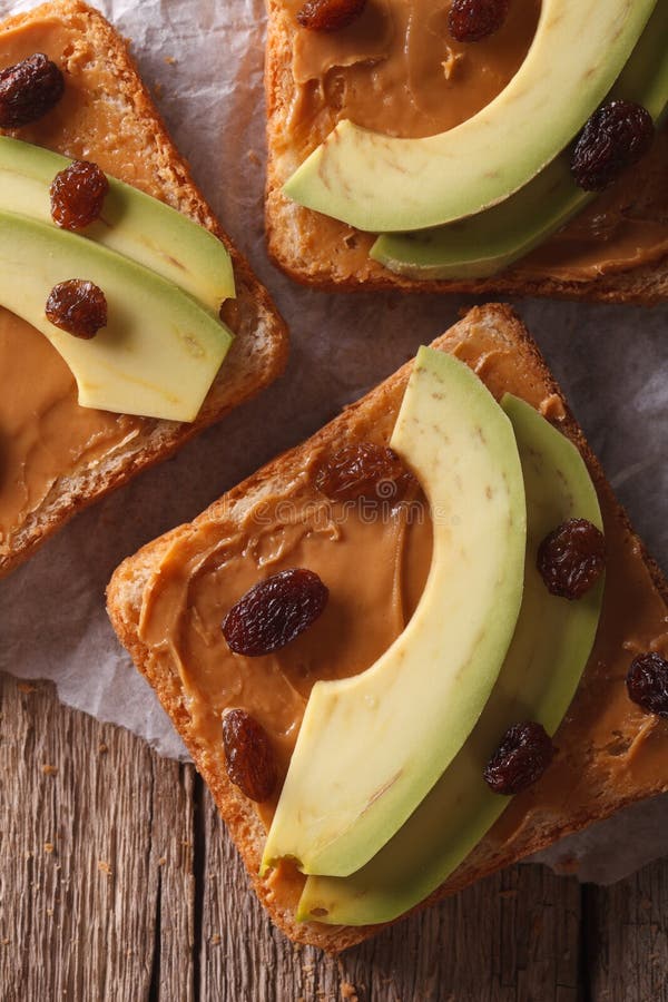 Sandwich Mit Avocado, Erdnusscreme Und Rosinenmakro Vertikal Stockfoto ...