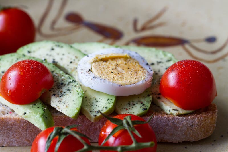 Sandwich Mit Avocado, Gekochtem Ei Und Kirschtomaten Stockfoto - Bild ...