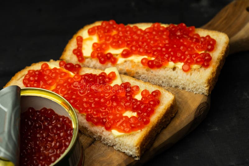 Sandwich Mit Butter Und Rotem Kaviar Stockfoto - Bild von frühstück ...