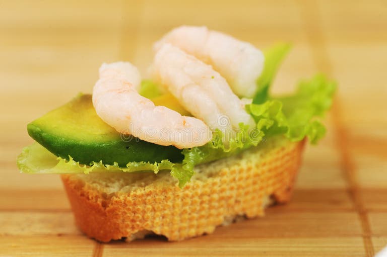 Sandwich mit Garnelen stockfoto. Bild von grün, gegenübergestellt ... Sandwich mit Garnelen stockfoto. Bild von grün, gegenübergestellt ...