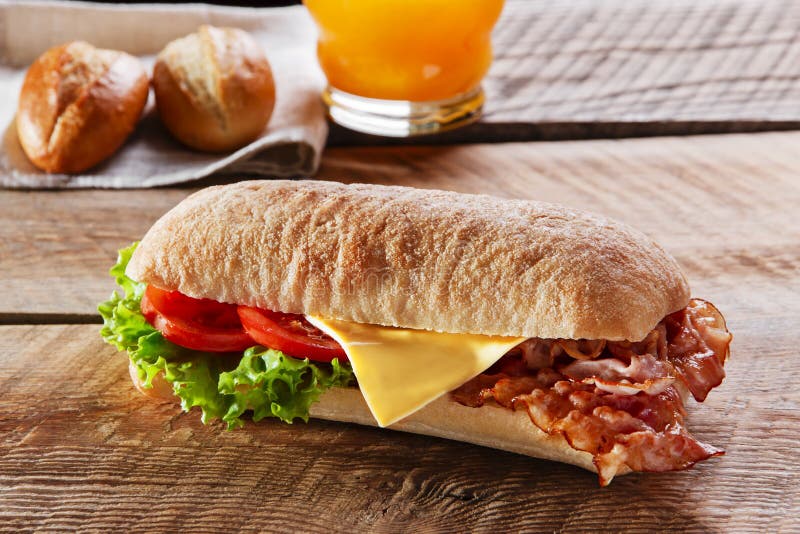 Sandwich mit gebratener Speckkäsetomate lizenzfreie stockfotografie