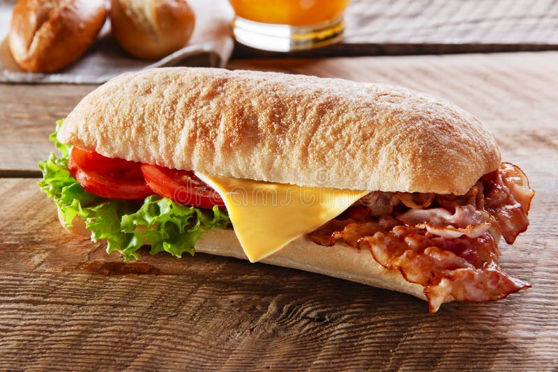 Sandwich mit gebratener Speckkäsetomate lizenzfreie stockbilder
