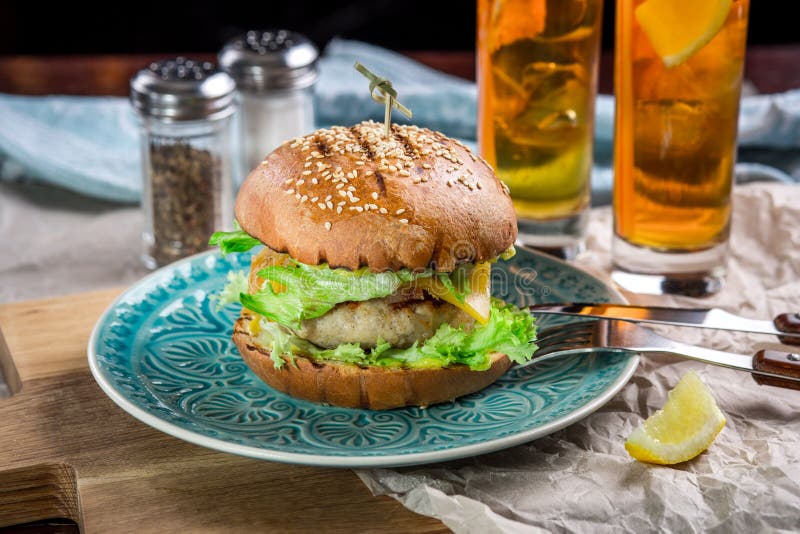 Sandwich mit Hühnerburger, -käse und -kopfsalat lizenzfreies stockbild Sandwich mit Hühnerburger, -käse und -kopfsalat lizenzfreies stockbild
