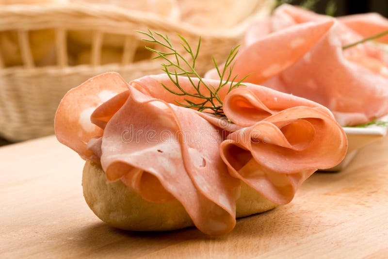 Sandwich mit Mortadella stockbild. Bild von brot, wurst 18488607
