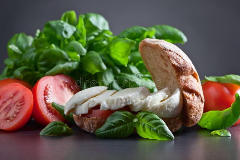 Sandwich Mit Mozzarella, Tomate Und Basilikum Stockfoto - Bild von ... Sandwich Mit Mozzarella, Tomate Und Basilikum Stockfoto - Bild von ...