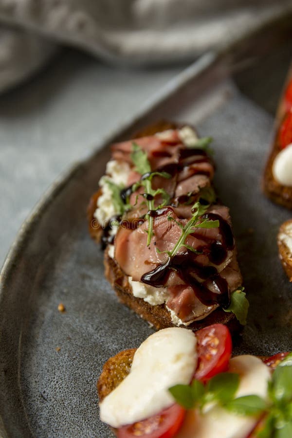 Sandwich Mit Roastbeef Und Arugula Auf Schwarzbrot Stockfoto - Bild von ... Sandwich Mit Roastbeef Und Arugula Auf Schwarzbrot Stockfoto - Bild von ...