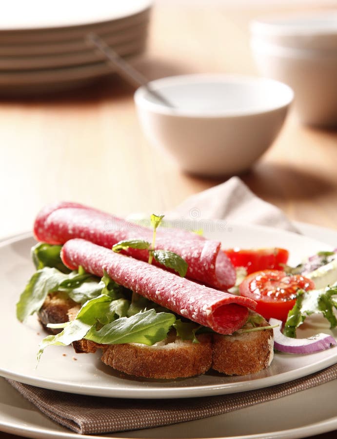 Sandwich mit Salami stockfoto. Bild von schweinefleisch - 22476298 Sandwich mit Salami stockfoto. Bild von schweinefleisch - 22476298