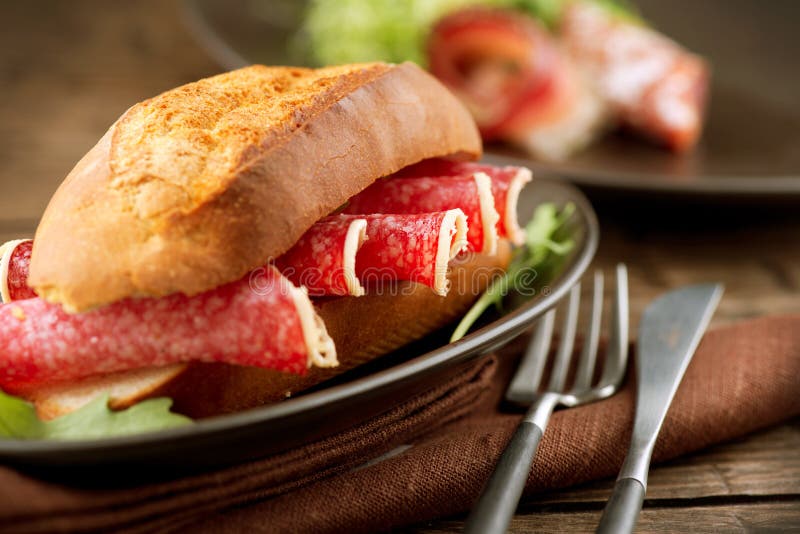 Großes Sandwich Mit Salami Und Käse Auf Weißbrot Stockfoto - Bild von ...