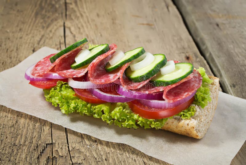 Sandwich Mit Salami, Tomate Und Kopfsalat Stockfoto - Bild von frisch ...
