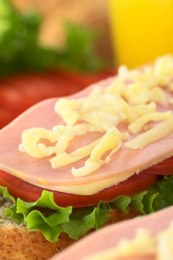 Sandwich Mit Schinken, Käse, Kopfsalat Und Tomate Stockbild - Bild von ...