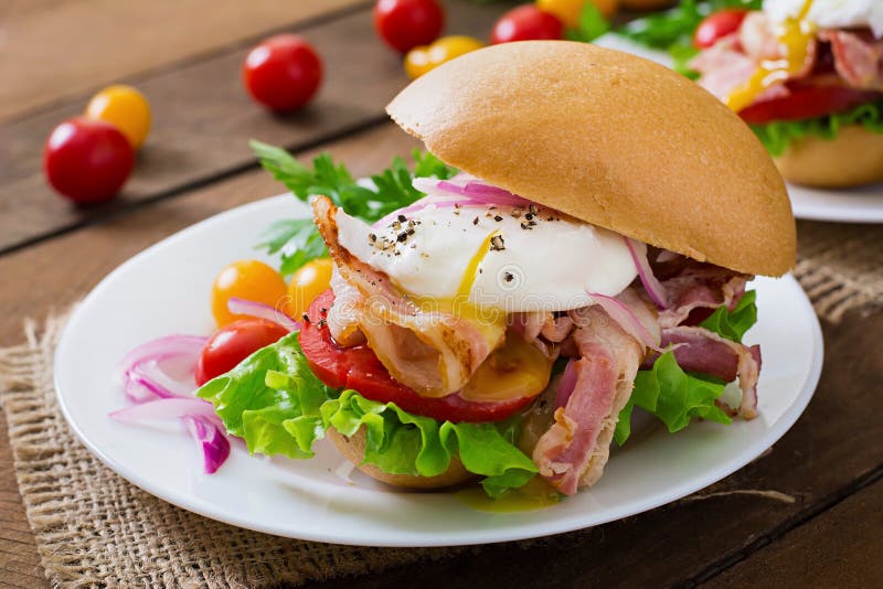 Sandwich mit Speck und poschiertem Ei lizenzfreie stockbilder Sandwich mit Speck und poschiertem Ei lizenzfreie stockbilder