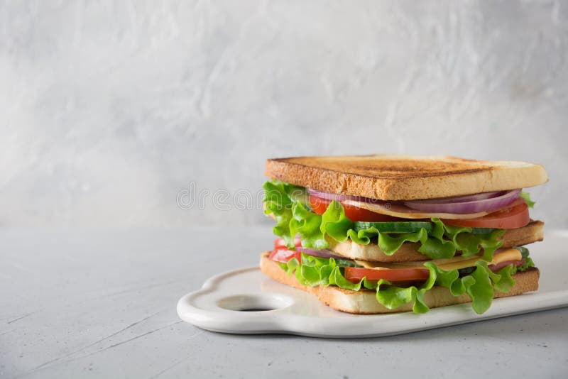 Sandwich Mit Weißem Toastbrot, Speck, Tomate, Zwiebel, Salat, Käse Auf ...