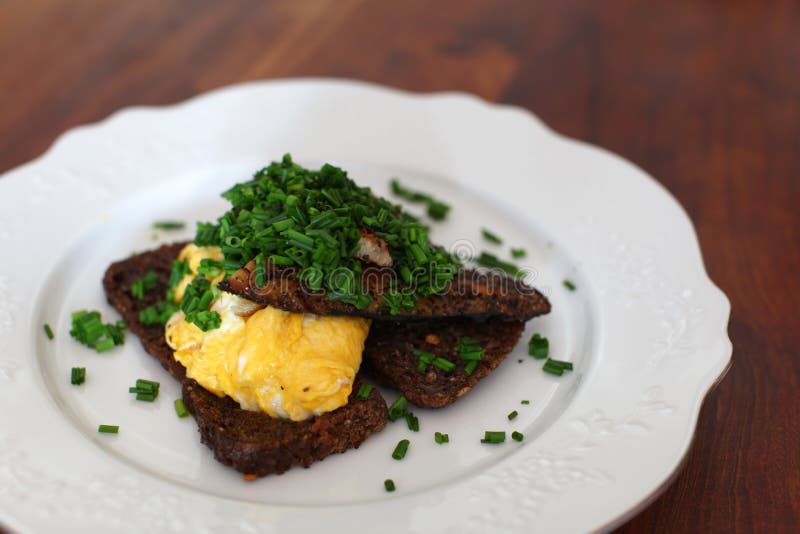 Sandwich with an omelette, smoked fish and chives