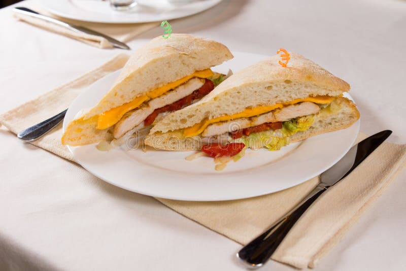 Sandwich op Vierkant Ciabatta-Broodje wordt gediend dat royalty-vrije stock foto Sandwich op Vierkant Ciabatta-Broodje wordt gediend dat royalty-vrije stock foto