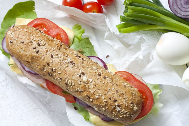 Sandwich sur le livre blanc image stock Sandwich sur le livre blanc image stock