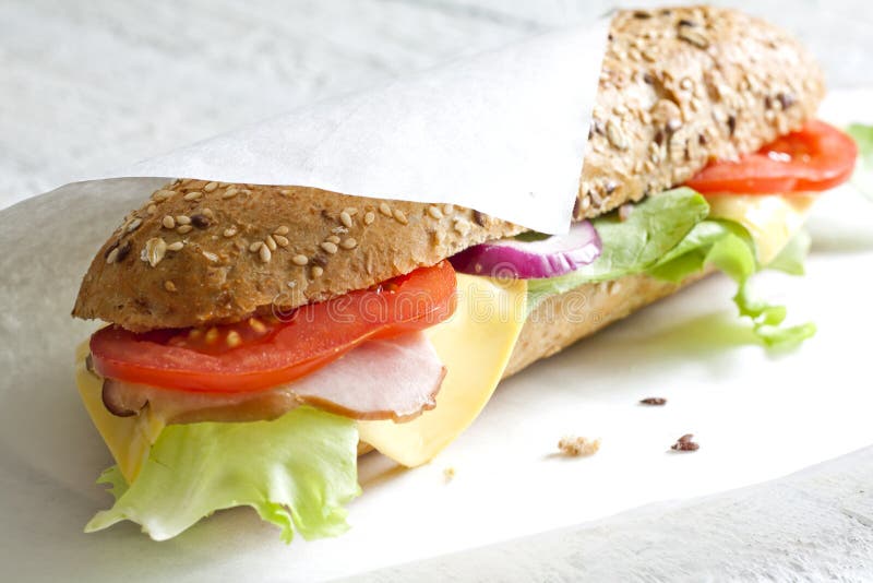 Sandwich sur le livre blanc photos stock Sandwich sur le livre blanc photos stock