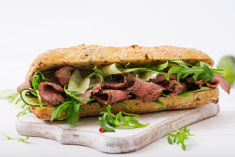 Sandwich van geheel tarwebrood met braadstukrundvlees stock fotografie Sandwich van geheel tarwebrood met braadstukrundvlees stock fotografie