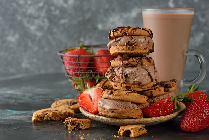 Sandwich au chocolat avec de la glace image stock