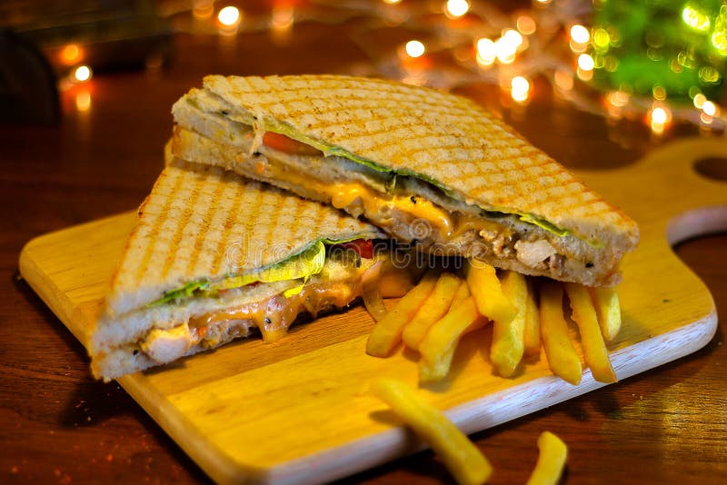 Sandwich à club de poulet avec des pommes frites photographie stock Sandwich à club de poulet avec des pommes frites photographie stock
