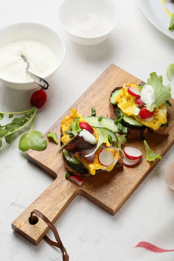 Sandwich à petit déjeuner avec les oeufs brouillés photos stock Sandwich à petit déjeuner avec les oeufs brouillés photos stock