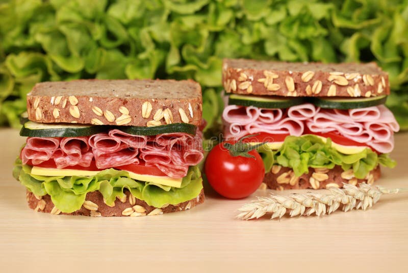 Sandwiche Mit Salami, Tomaten, Gurke Und Kopfsalat Stockbild - Bild von ...