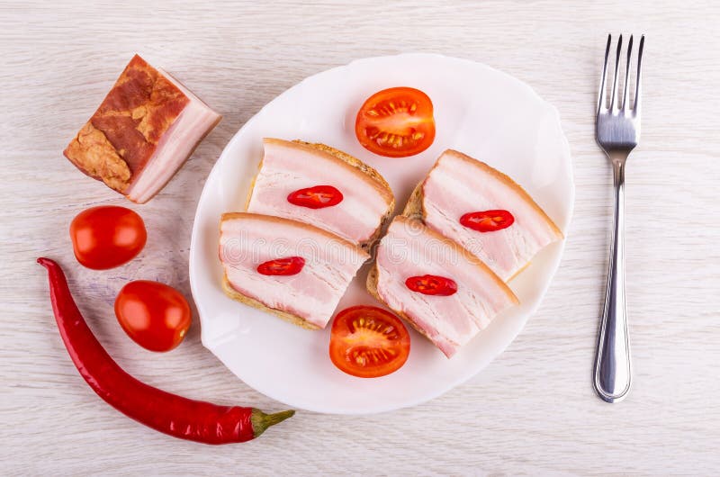 Sandwiches met borststuk, Spaanse peperpeper, tomaat in schotel, tomatenkers, vork op lijst Hoogste mening stock afbeelding Sandwiches met borststuk, Spaanse peperpeper, tomaat in schotel, tomatenkers, vork op lijst Hoogste mening stock afbeelding