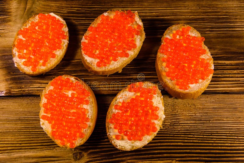 Sandwiches met rode kaviaar op houten lijst Hoogste mening stock foto's Sandwiches met rode kaviaar op houten lijst Hoogste mening stock foto's