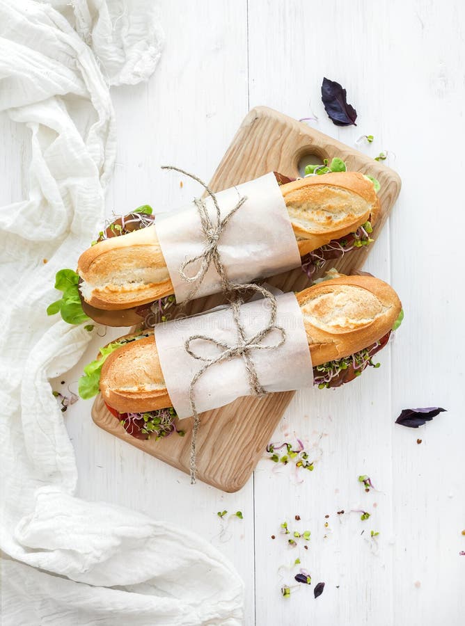Sandwiches met rundvlees, verse groenten en kruiden stock foto Sandwiches met rundvlees, verse groenten en kruiden stock foto
