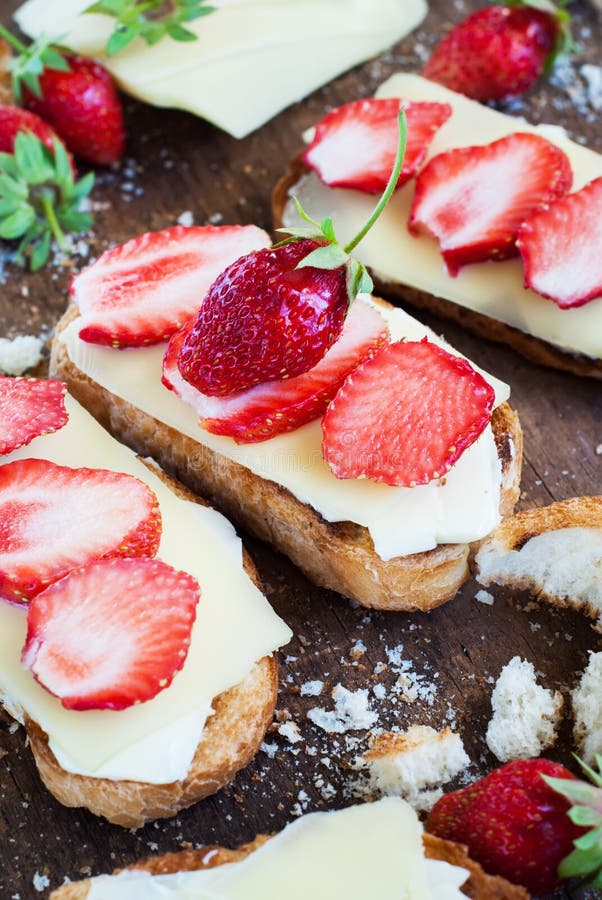 Sandwichs, fraises et fromage frais images libres de droits Sandwichs, fraises et fromage frais images libres de droits