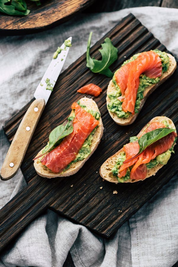 Sandwichs saumonés à pain grillé d'avocat photo stock Sandwichs saumonés à pain grillé d'avocat photo stock