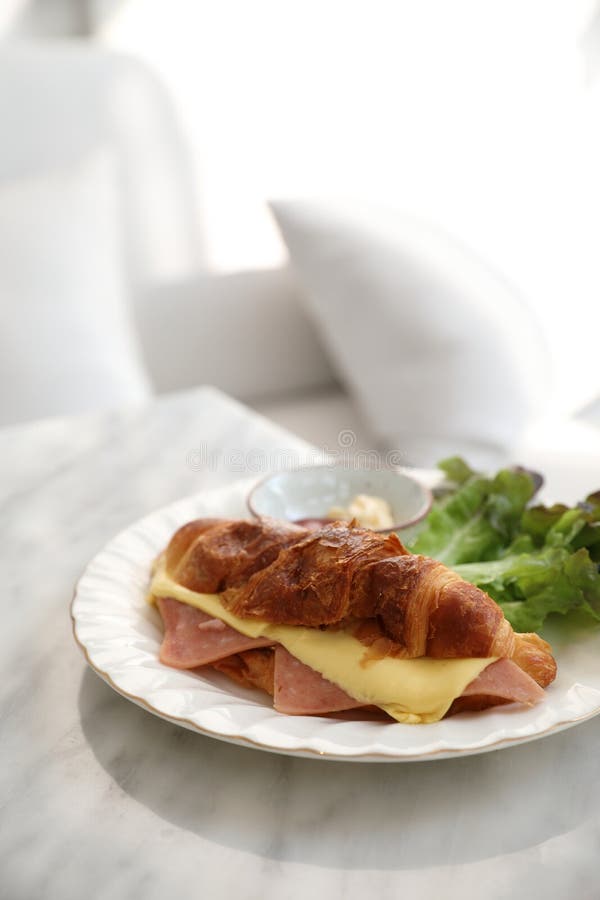 Sandwichschinken und -käse auf weißer Tabelle in der Kaffeestube stockfotos Sandwichschinken und -käse auf weißer Tabelle in der Kaffeestube stockfotos