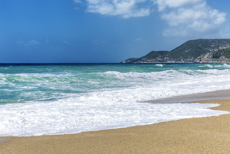 Sandy Beach com Mountain View Mar de turquesa, paisagem bonita fotografia de stock Sandy Beach com Mountain View Mar de turquesa, paisagem bonita fotografia de stock
