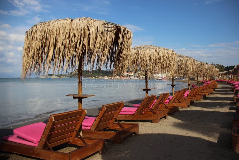 Sandy Beach With Local Palm lämnar paraplyet royaltyfri fotografi Sandy Beach With Local Palm lämnar paraplyet royaltyfri fotografi