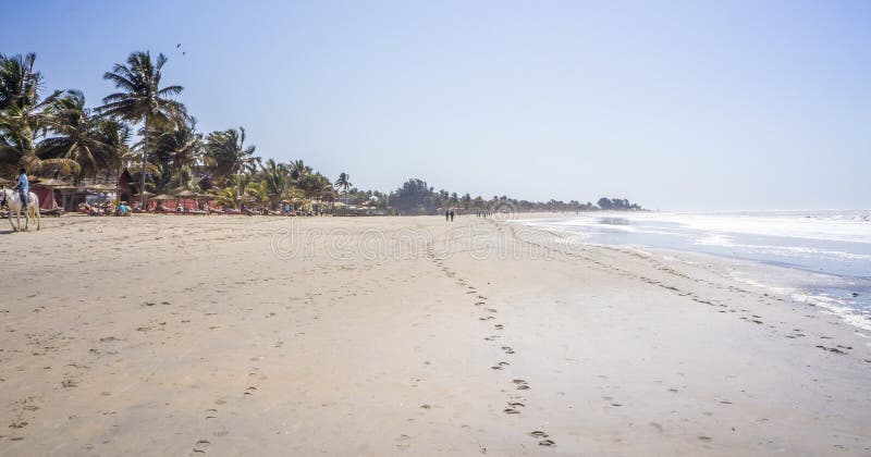 Sandy Beach longo bonito em Gâmbia, Kotu perto de Serrekunda imagens de stock Sandy Beach longo bonito em Gâmbia, Kotu perto de Serrekunda imagens de stock