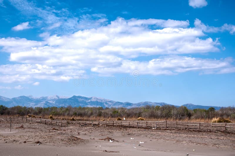 Sandy Beach, montanhas e céu azul foto de stock royalty free