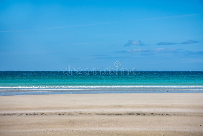 Minimalista composizione da sabbioso Spiaggia cielo blu.