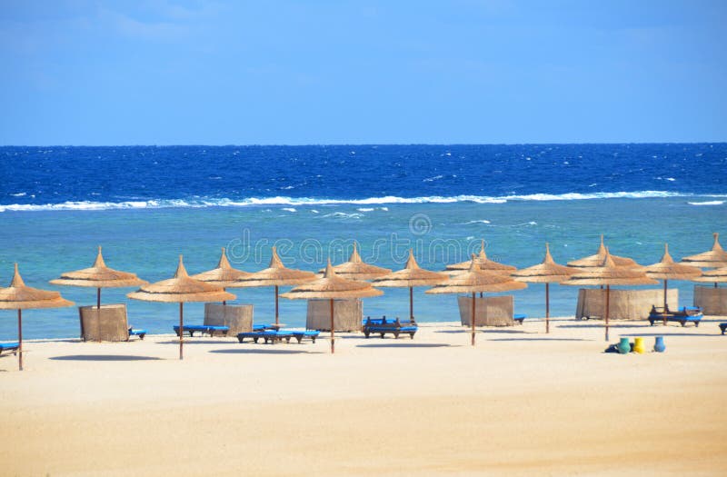Sandy-Strand Im Hotel in Marsa Alam - Ägypten Stockfoto - Bild von blau
