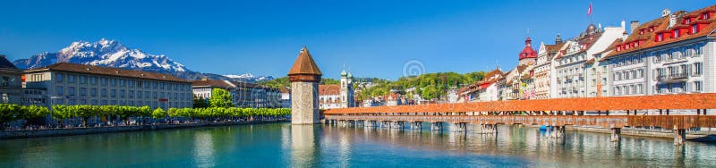 Sandy-Strand nahe historischem Stadtzentrum der Luzerne mit berühmter Kapellen-Brücke und Luzerner See Vierwaldstattersee, Bezi stockfotografie Sandy-Strand nahe historischem Stadtzentrum der Luzerne mit berühmter Kapellen-Brücke und Luzerner See Vierwaldstattersee, Bezi stockfotografie