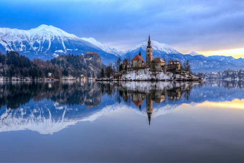 Sangrado con el lago en invierno, Eslovenia, Europa fotografía de archivo Sangrado con el lago en invierno, Eslovenia, Europa fotografía de archivo