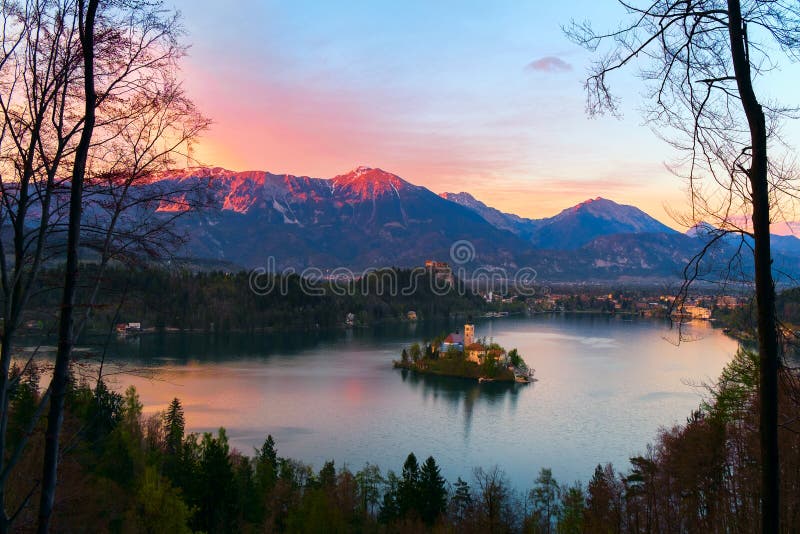 Sangrado con el lago, la isla y las montañas en fondo fotografía de archivo libre de regalías Sangrado con el lago, la isla y las montañas en fondo fotografía de archivo libre de regalías
