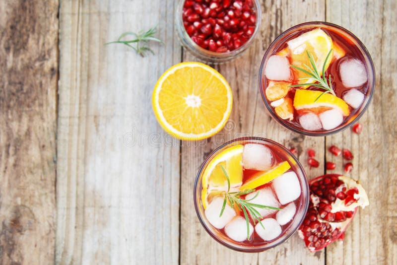 Sangria för granatäpple för rött vintranbär citrus Bästa sikt, lantlig träbakgrund royaltyfria foton Sangria för granatäpple för rött vintranbär citrus Bästa sikt, lantlig träbakgrund royaltyfria foton