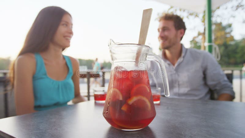 Sangria pitcher dzban para pijąca tradycyjny hiszpański napój