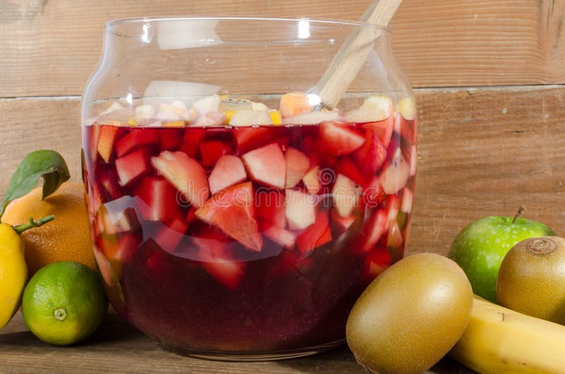 Reader Interactions The ultimate fall punch for entertaining, this apple cider sangria recipe is made with spicy ginger beer, fresh apple cider and dry white adoption-funds.ml Time: 10 mins.